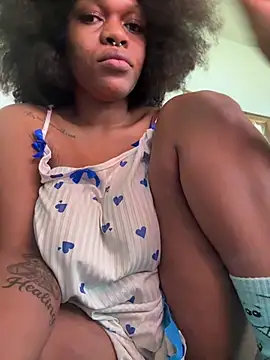 Snapshot of Boneca25 chatting on June 2026 10:27:02 AM Boneca25 online show from June 2026 10:27:02 AM