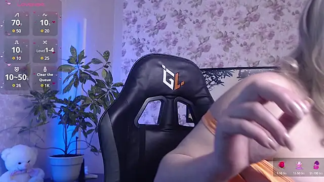 Snapshot of AliciaBlondes chatting on February 2025 07:47:02 AM AliciaBlondes online show from February 2025 07:47:02 AM