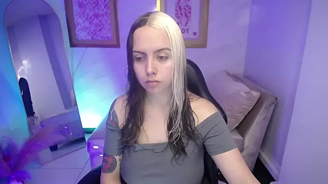 Hela v online show from September 2025 01:05:01 PM