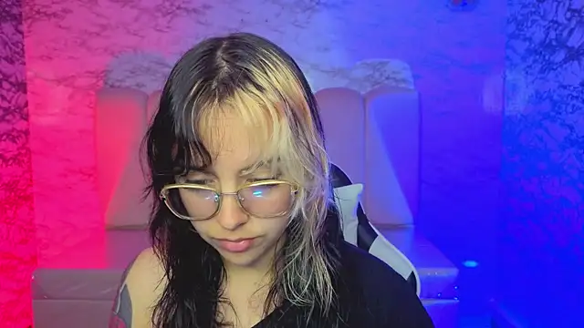 Snapshot of Hela_v chatting on March 2026 01:05:01 PM Hela v online show from March 2026 01:05:01 PM