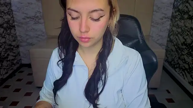 Snapshot of Hela_v chatting on April 2026 01:05:02 PM Hela v online show from April 2026 01:05:02 PM