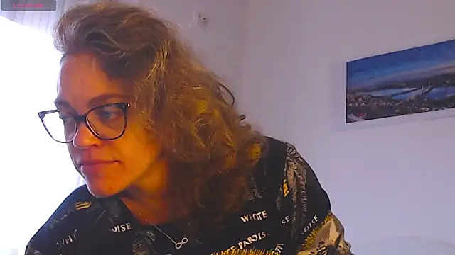 Snapshot of Ju-Hot chatting on October 2025 01:00:01 PM Ju-Hot online show from October 2025 01:00:01 PM