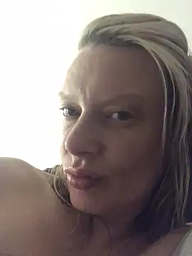 Snapshot of blondey206 chatting on February 2025 06:40:02 PM blondey206 online show from February 2025 06:40:02 PM