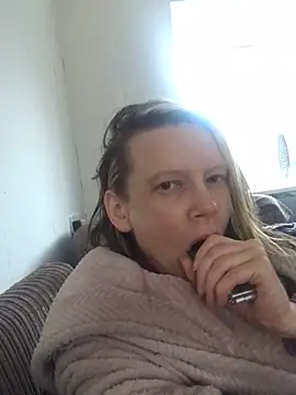 Snapshot of blondey206 chatting on March 2025 06:43:01 AM blondey206 online show from March 2025 06:43:01 AM