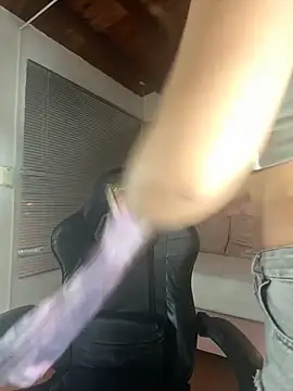 Snapshot of Hadley_ chatting on October 2025 03:48:02 AM Hadley online show from October 2025 03:48:02 AM