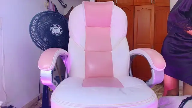 Snapshot of sharlott_miller chatting on February 2025 02:54:02 PM sharlott miller online show from February 2025 02:54:02 PM