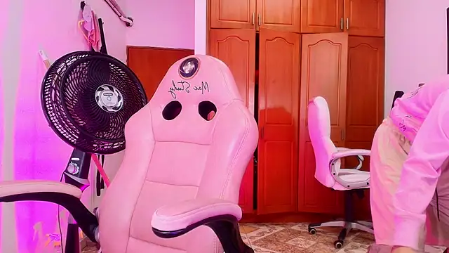 Snapshot of sharlott_miller chatting on March 2025 12:00:01 PM sharlott miller online show from March 2025 12:00:01 PM