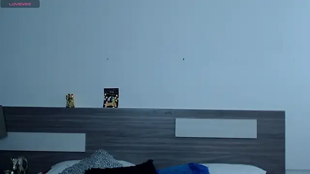 Liiamthompson online show from October 2025 01:07:01 PM