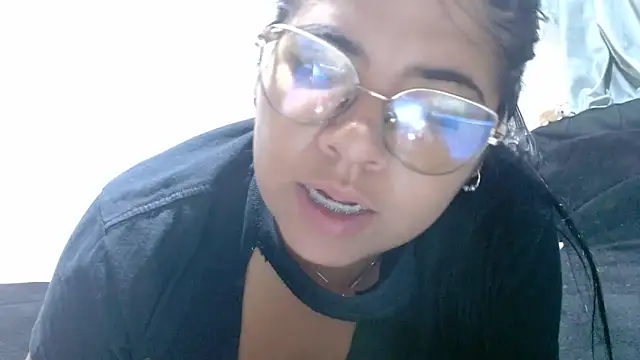Snapshot of viccky_vick chatting on April 2026 01:52:02 AM viccky vick online show from April 2026 01:52:02 AM