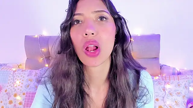 Snapshot of Miss_veronicaa2 chatting on February 2025 06:22:01 PM Miss veronicaa2 online show from February 2025 06:22:01 PM