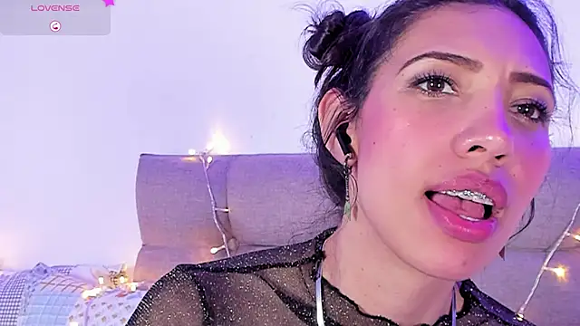 Snapshot of Miss_veronicaa2 chatting on February 2025 06:26:02 PM Miss veronicaa2 online show from February 2025 06:26:02 PM