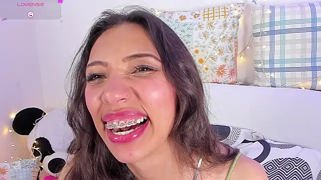 Snapshot of Miss_veronicaa2 chatting on February 2025 03:27:01 PM Miss veronicaa2 online show from February 2025 03:27:01 PM