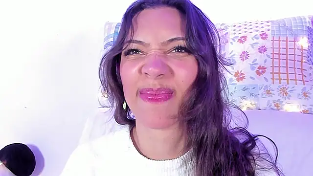 Snapshot of Miss_veronicaa2 chatting on February 2025 02:20:02 PM Miss veronicaa2 online show from February 2025 02:20:02 PM