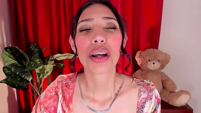 Snapshot of Miss_veronicaa2 chatting on October 2025 01:26:02 PM Miss veronicaa2 online show from October 2025 01:26:02 PM