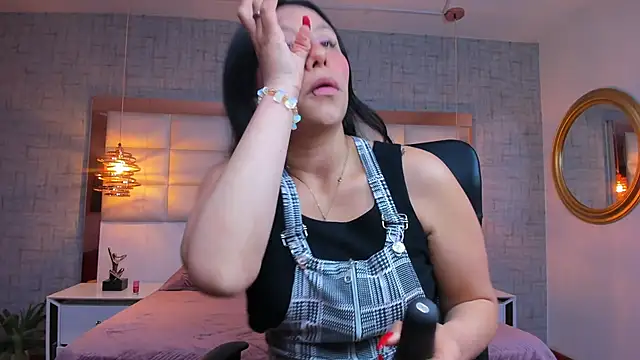 Nohemi louse online show from May 2026 07:22:02 PM