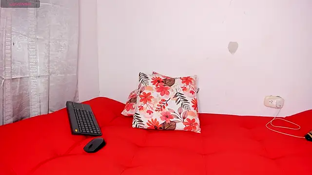 Snapshot of curly_sweett1 chatting on February 2025 03:21:01 PM curly sweett1 online show from February 2025 03:21:01 PM