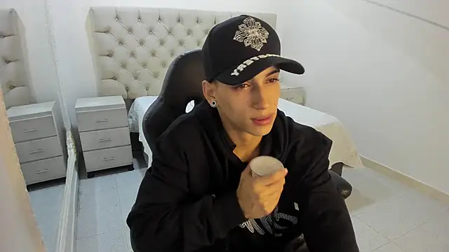 JhoanLeandro online show from December 2025 05:12:02 AM