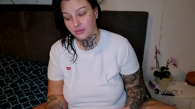 Snapshot of CannabisQueenn chatting on February 2025 08:03:01 PM CannabisQueenn online show from February 2025 08:03:01 PM