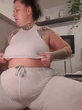 Snapshot of CannabisQueenn chatting on November 2025 09:08:02 AM CannabisQueenn online show from November 2025 09:08:02 AM