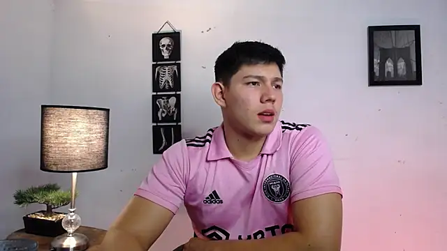 JamesCr  online show from November 2025 12:33:01 AM