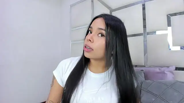 ZoeWan69 online show from May 2026 01:17:01 PM