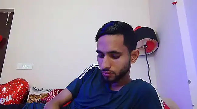 Snapshot of Queen_Couple chatting on February 2025 09:10:01 AM Queen Couple online show from February 2025 09:10:01 AM