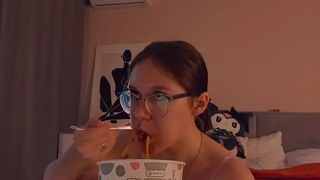 Snapshot of Mia_Luw chatting on September 2025 02:35:02 AM Mia Luw online show from September 2025 02:35:02 AM