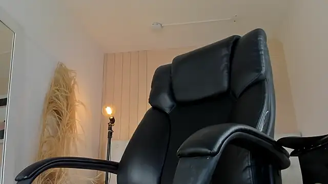 ISAAC CRYSTON online show from December 2025 08:59:01 PM