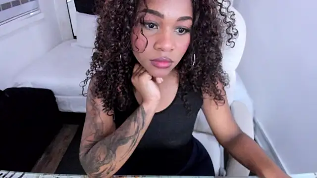 Snapshot of tylla_ chatting on March 2025 07:01:02 PM tylla online show from March 2025 07:01:02 PM