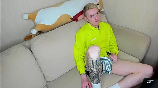 Snapshot of crazybottom99 chatting on February 2025 05:15:02 PM crazybottom99 online show from February 2025 05:15:02 PM