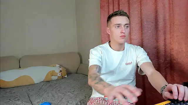 Snapshot of crazybottom99 chatting on November 2025 06:32:01 PM crazybottom99 online show from November 2025 06:32:01 PM