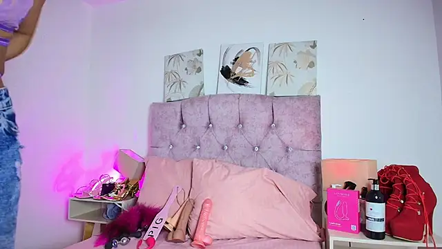 Skye Moore online show from February 2026 07:00:02 PM