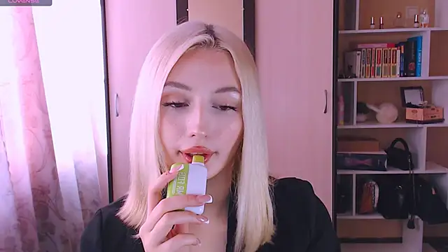 Snapshot of beauty_blonde chatting on March 2025 08:35:01 AM beauty blonde online show from March 2025 08:35:01 AM