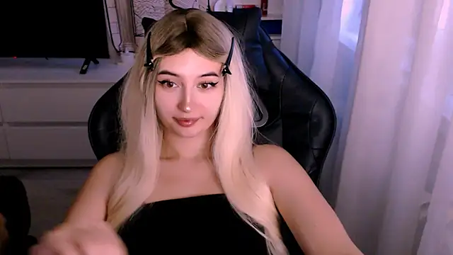 Snapshot of beauty_blonde chatting on October 2025 01:06:01 AM beauty blonde online show from October 2025 01:06:01 AM