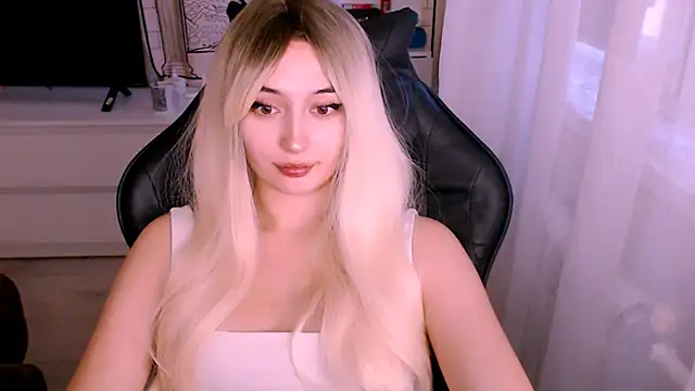 Snapshot of beauty_blonde chatting on October 2025 01:17:02 AM beauty blonde online show from October 2025 01:17:02 AM