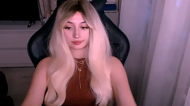 Snapshot of beauty_blonde chatting on October 2025 01:06:02 AM beauty blonde online show from October 2025 01:06:02 AM