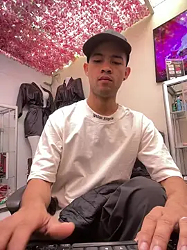 Snapshot of Twink_X chatting on February 2025 02:04:02 PM Twink X online show from February 2025 02:04:02 PM