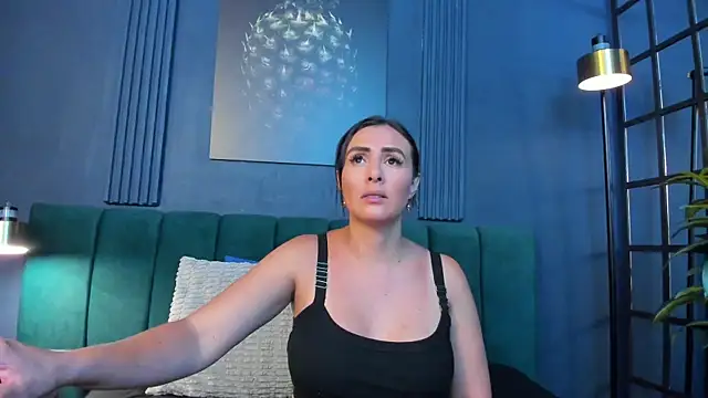 scarlet edwars online show from April 2026 07:15:01 PM