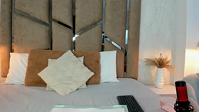 Giselle Lauren online show from September 2025 12:51:01 PM