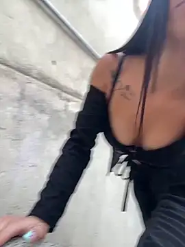 Snapshot of Laura-Khalifa chatting on February 2025 10:28:02 PM Laura-Khalifa online show from February 2025 10:28:02 PM