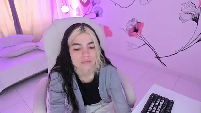 Isabela Fiorelli online show from September 2025 01:33:01 PM