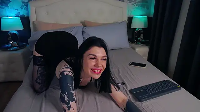 Snapshot of MaeveMoon chatting on October 2025 06:08:02 PM MaeveMoon online show from October 2025 06:08:02 PM