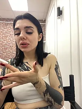 Snapshot of MaeveMoon chatting on October 2025 04:14:01 AM MaeveMoon online show from October 2025 04:14:01 AM