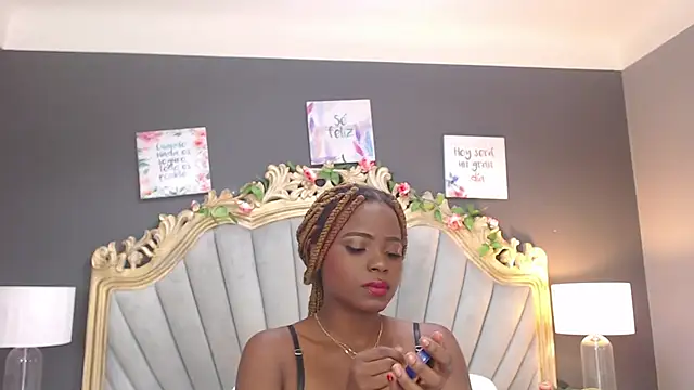 Snapshot of LindaBird chatting on February 2025 11:30:01 PM LindaBird online show from February 2025 11:30:01 PM