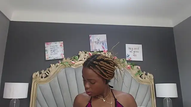 Snapshot of LindaBird chatting on February 2025 12:00:02 PM LindaBird online show from February 2025 12:00:02 PM