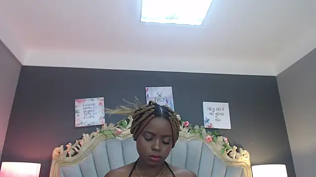 Snapshot of LindaBird chatting on February 2025 07:32:02 PM LindaBird online show from February 2025 07:32:02 PM