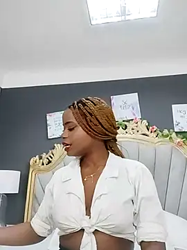 Snapshot of LindaBird chatting on March 2025 07:09:01 PM LindaBird online show from March 2025 07:09:01 PM