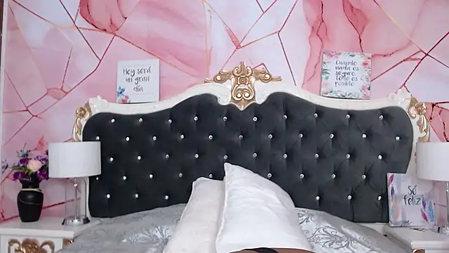 Snapshot of LindaBird chatting on September 2025 08:11:02 PM LindaBird online show from September 2025 08:11:02 PM