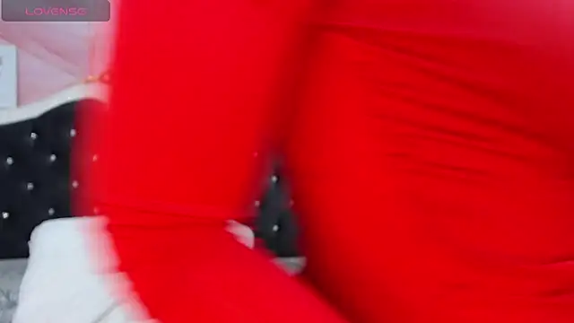 Snapshot of LindaBird chatting on October 2025 07:57:02 PM LindaBird online show from October 2025 07:57:02 PM