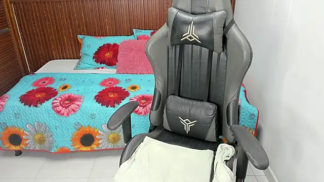 Holly 22 online show from March 2025 12:04:01 PM